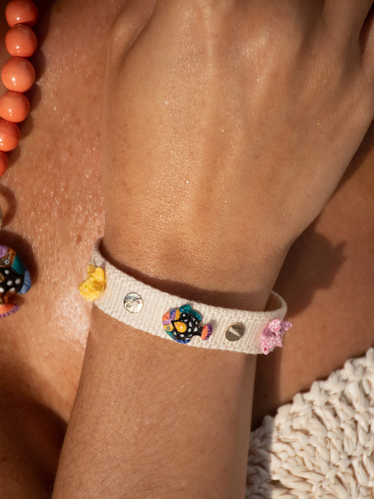 Bracelet tressé beige à charms - Image 2