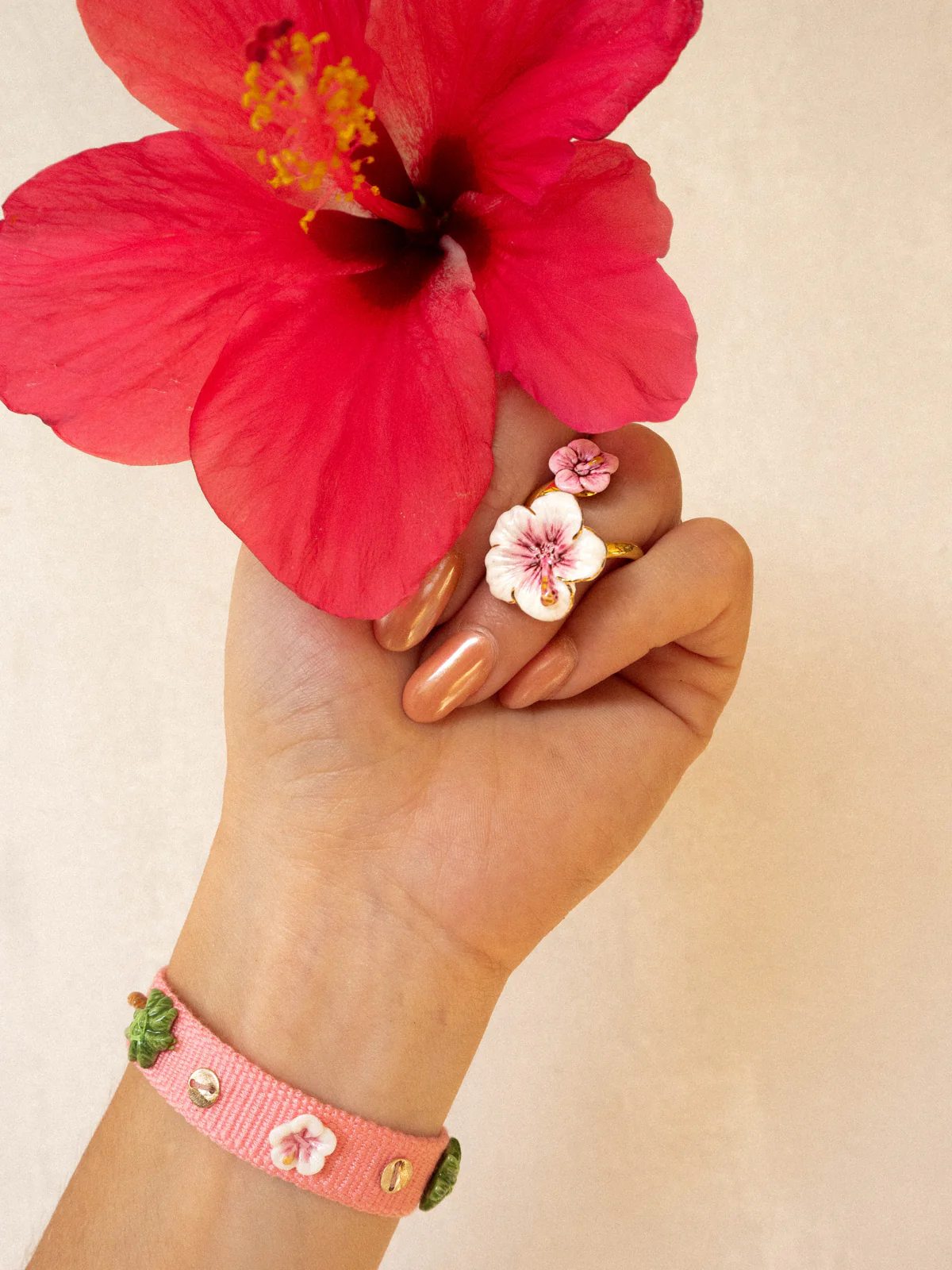 Bracelet tressé rose à charms - Image 2