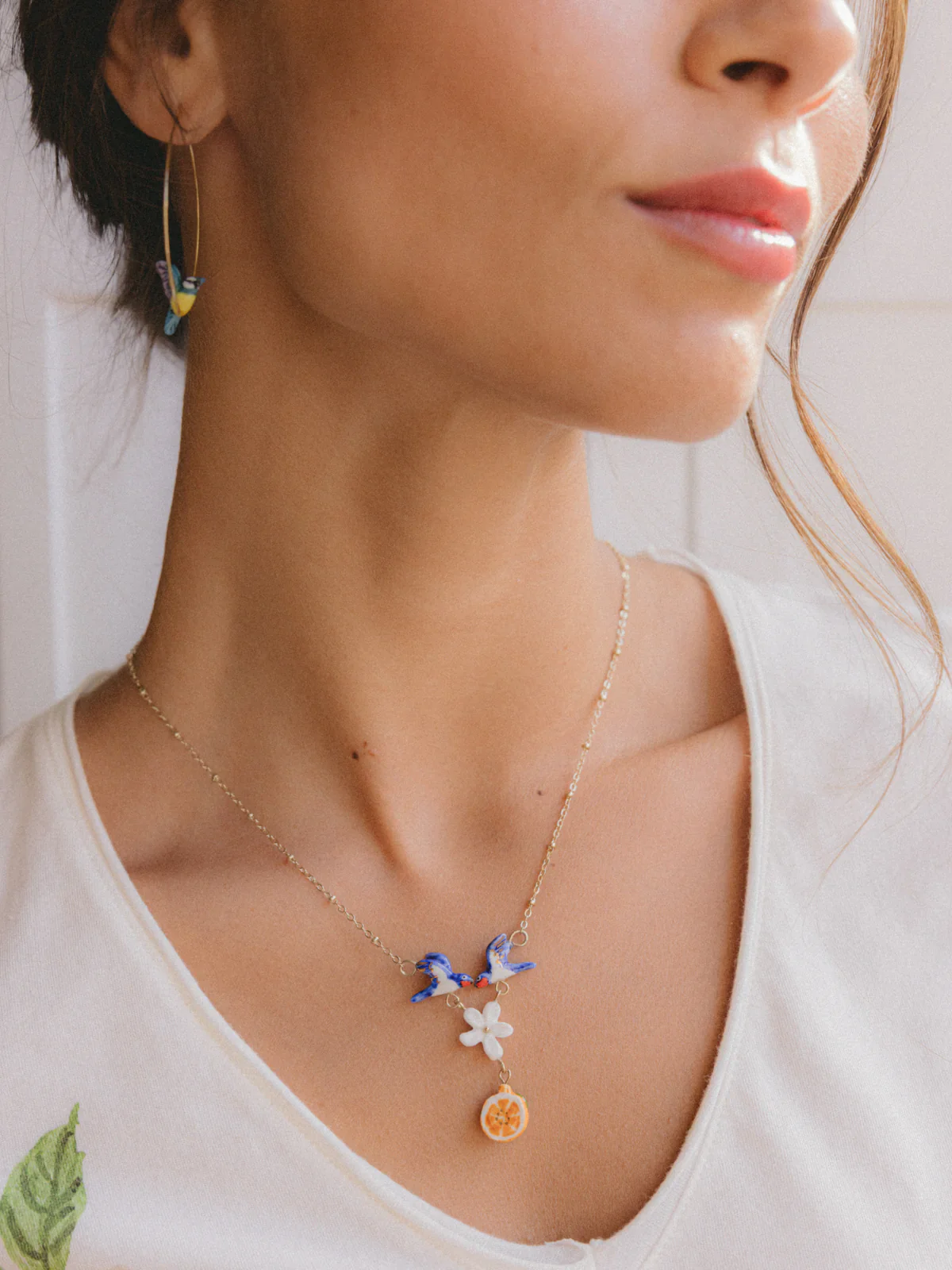 Collier couple d’hirondelles, fleur et orange - Image 3