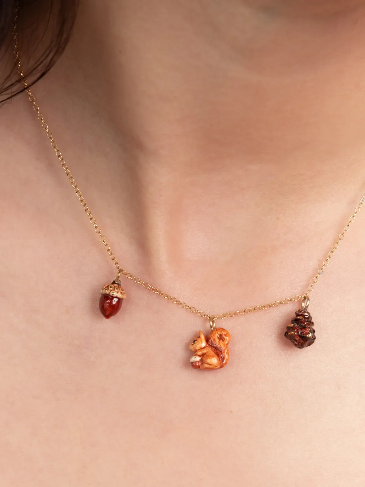 Collier écureuil, gland et pomme de pin - Image 2