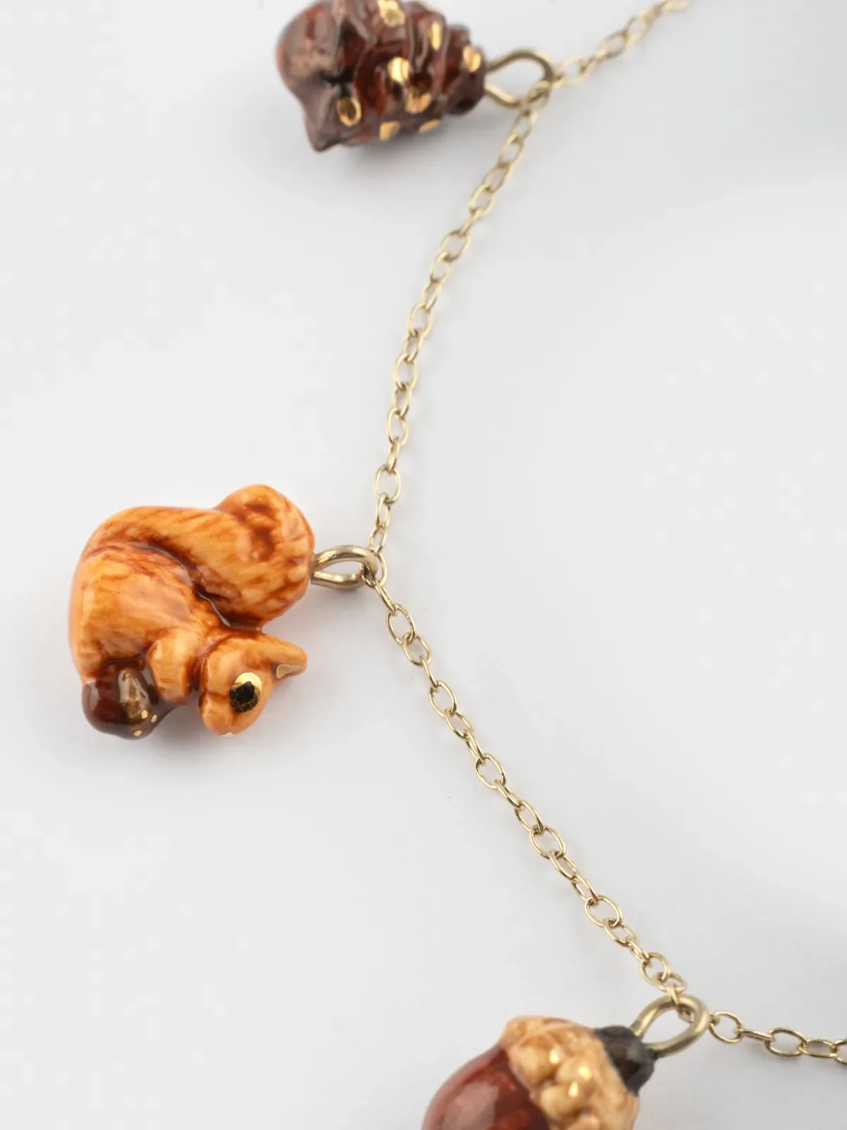Collier écureuil, gland et pomme de pin - Image 5