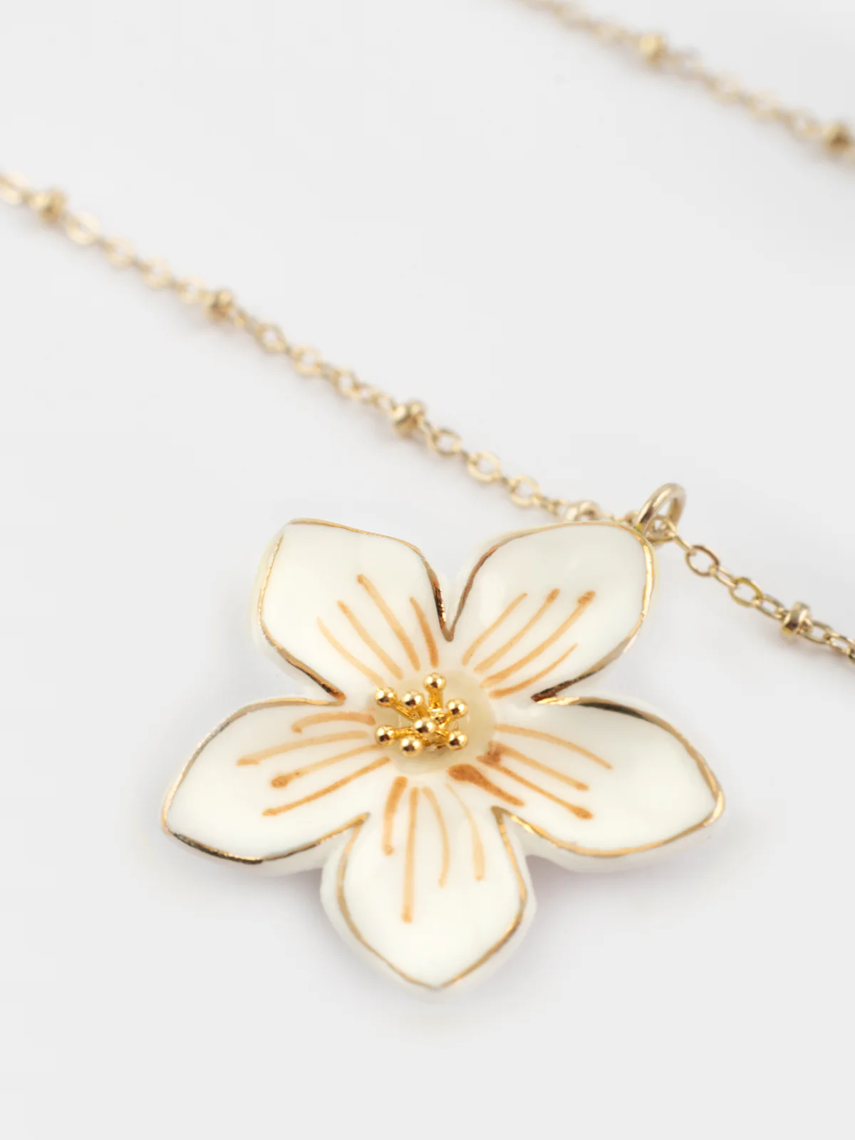 Collier fleur blanche