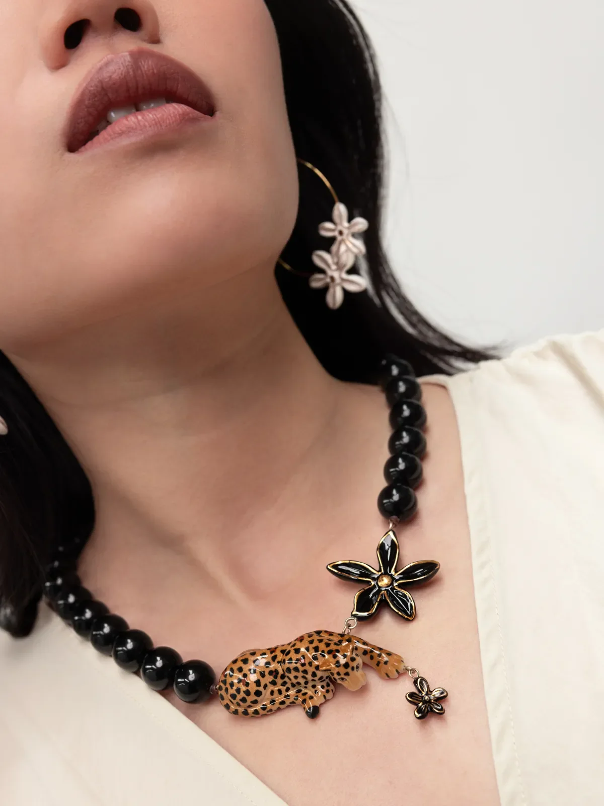 Collier Léopard, fleur et perles - Image 2