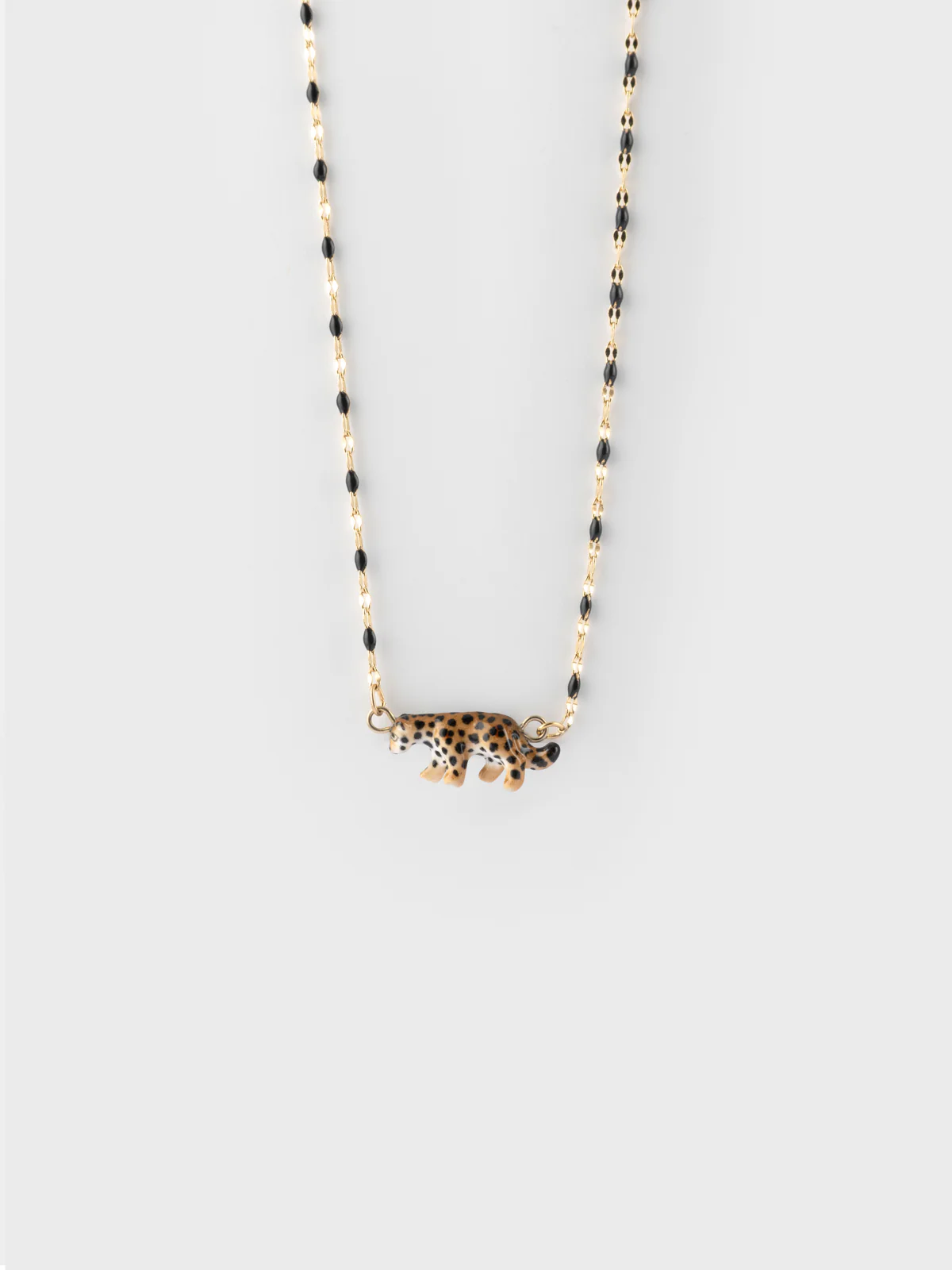 Collier perles et léopard