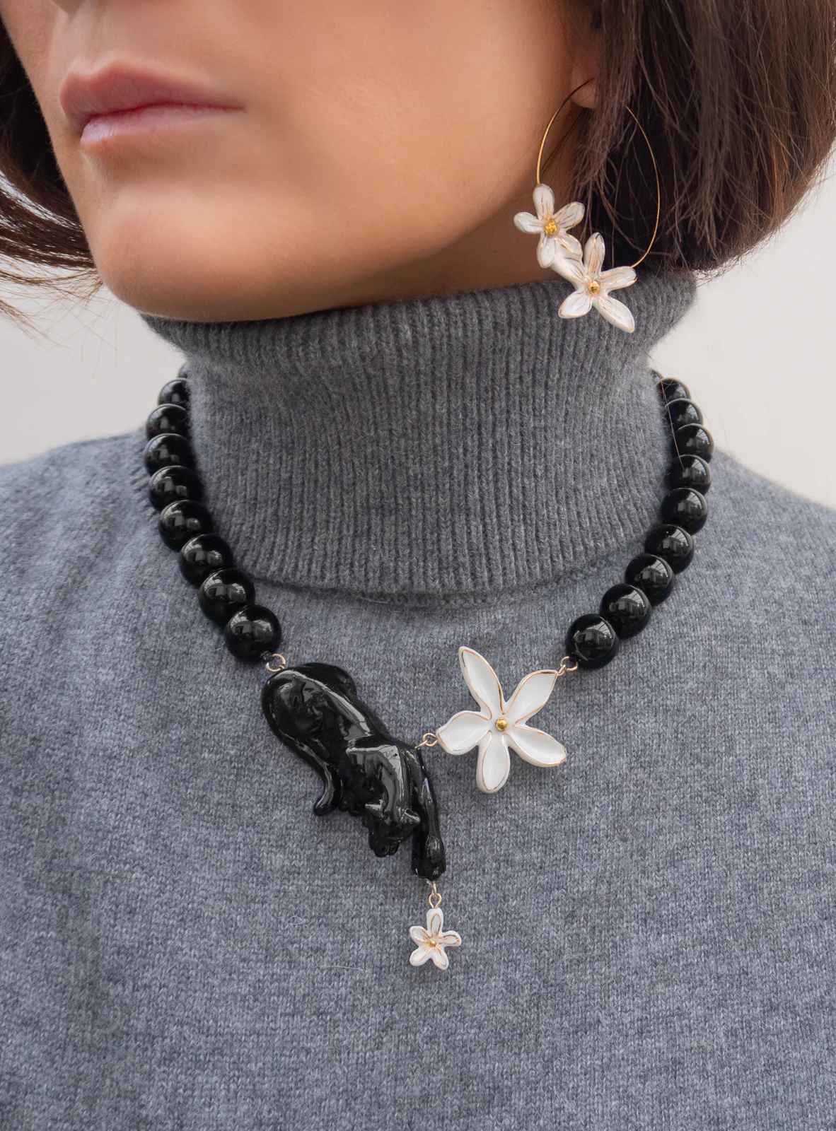 Collier Panthère, fleur et perles - Image 4