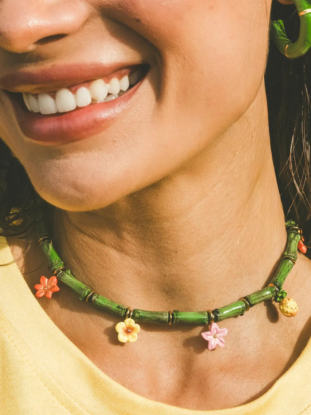 Collier perles de bambou et fleurs - Image 2
