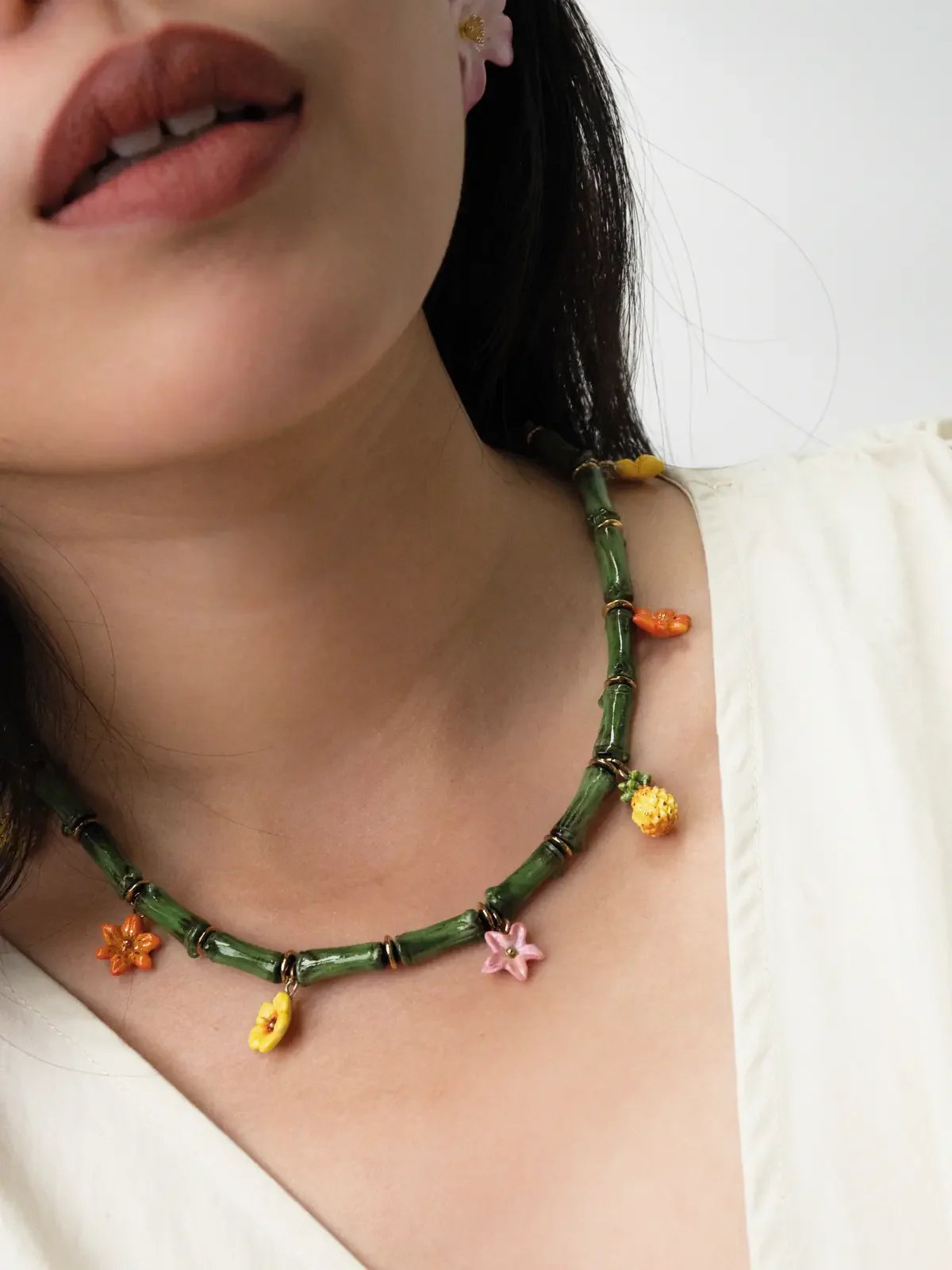 Collier perles de bambou et fleurs - Image 5