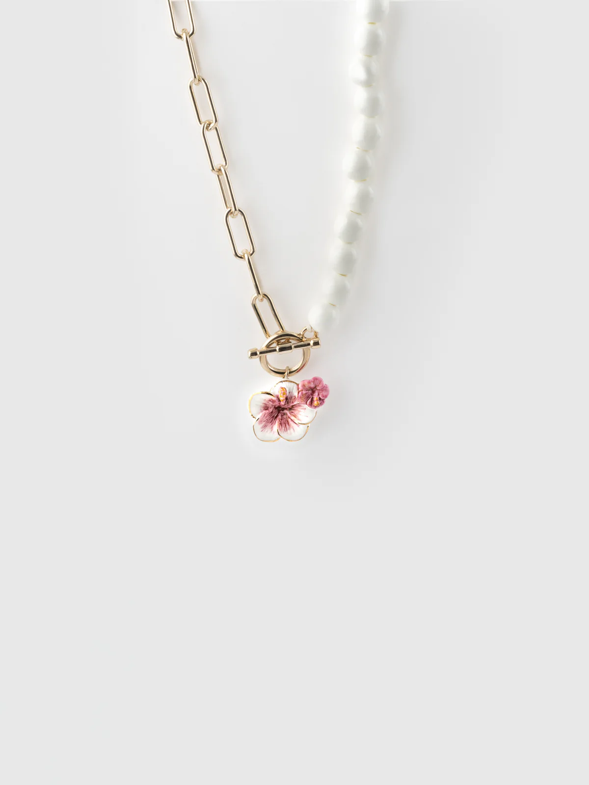 Collier perles et hibiscus