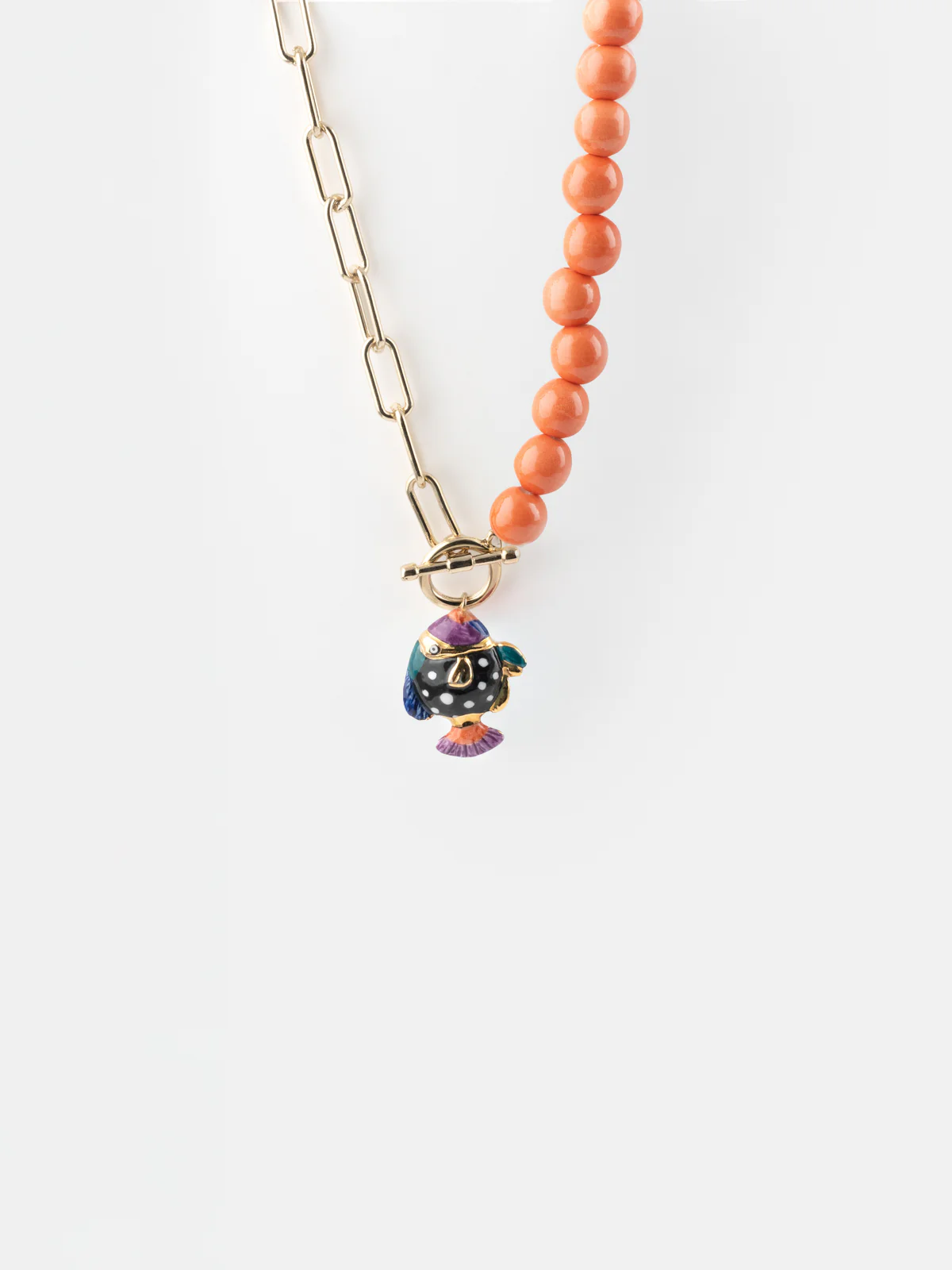 Collier perles et poisson tacheté