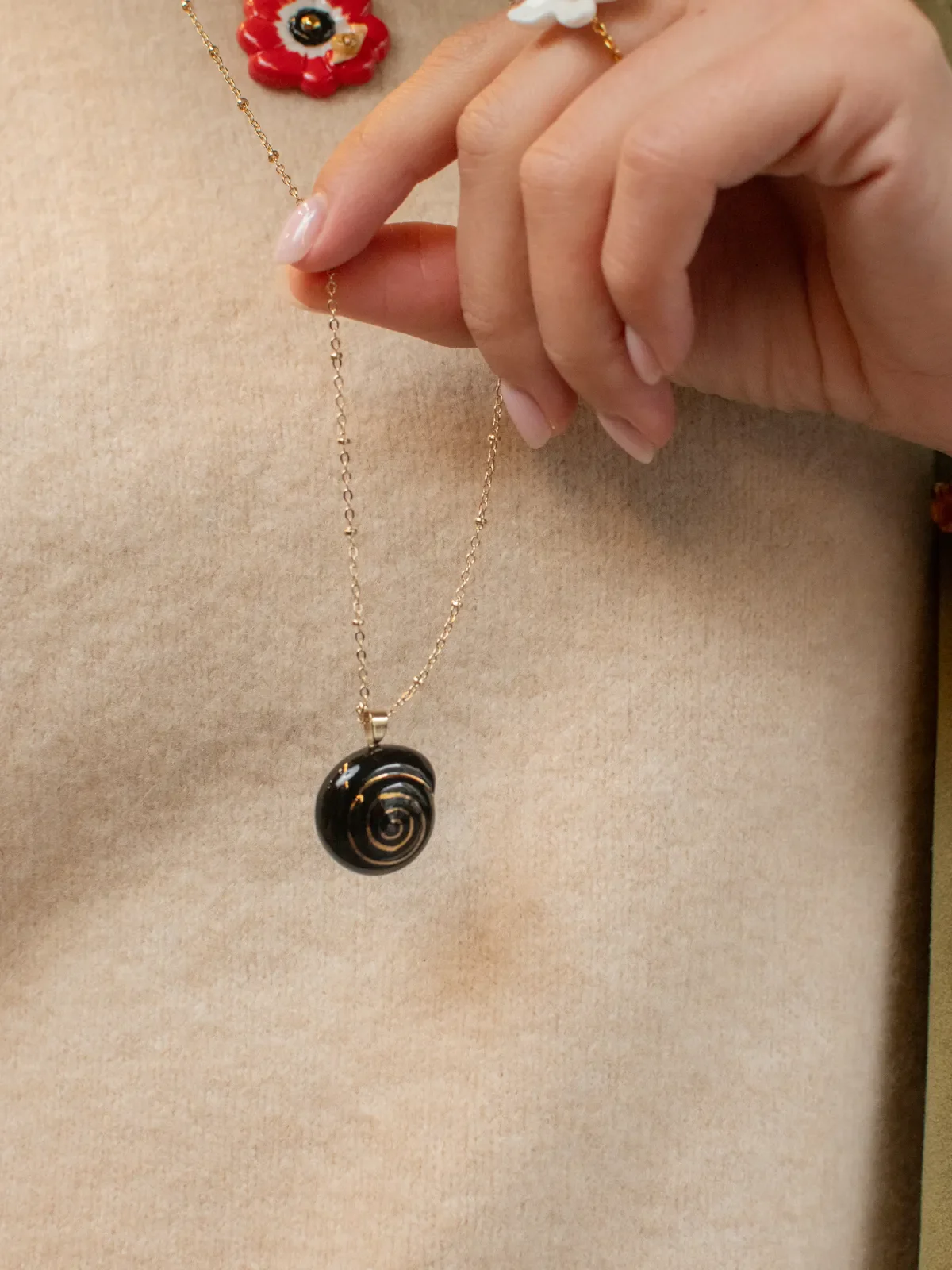 Collier sautoir escargot noir - Image 2