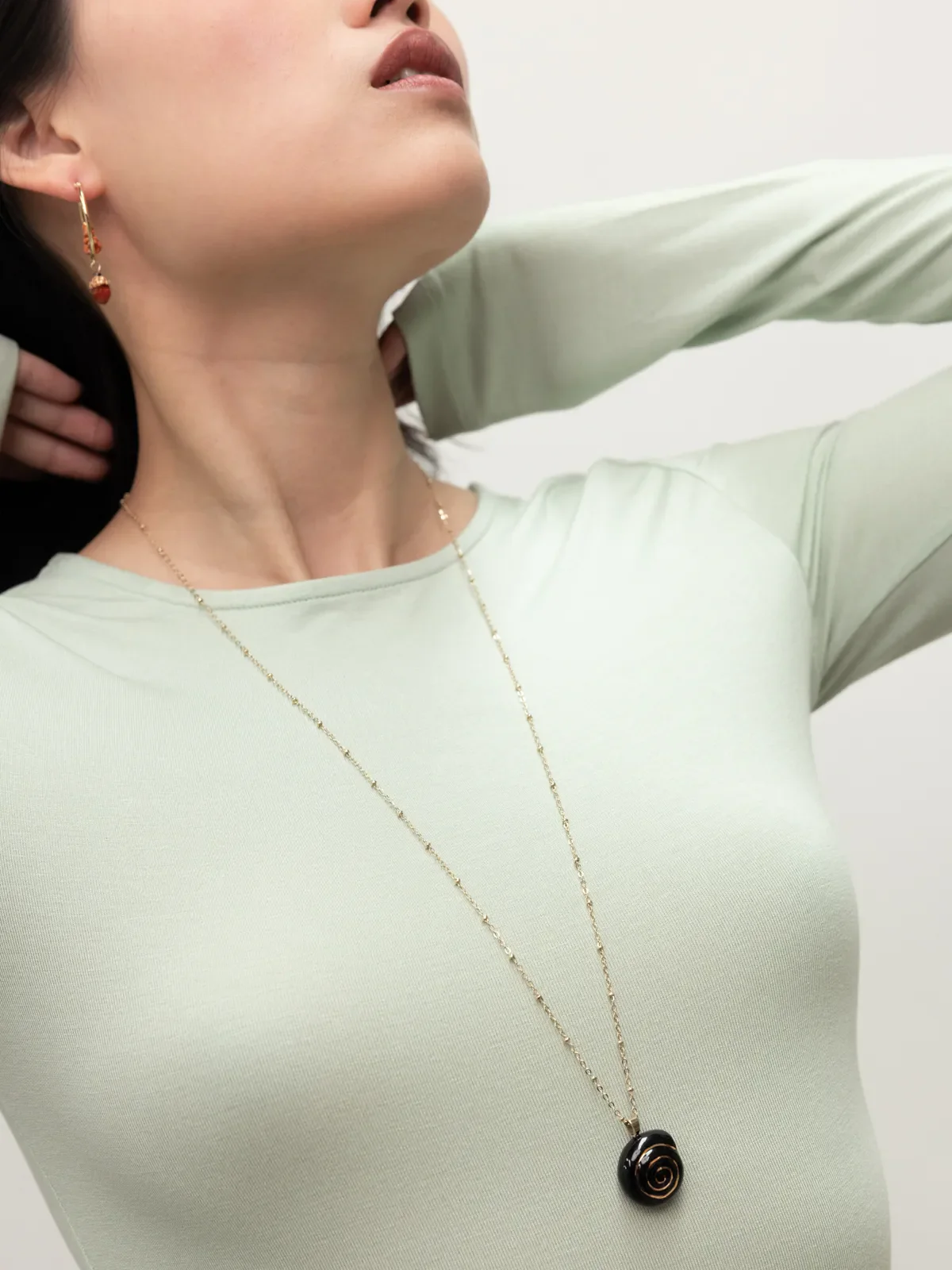 Collier sautoir escargot noir - Image 3