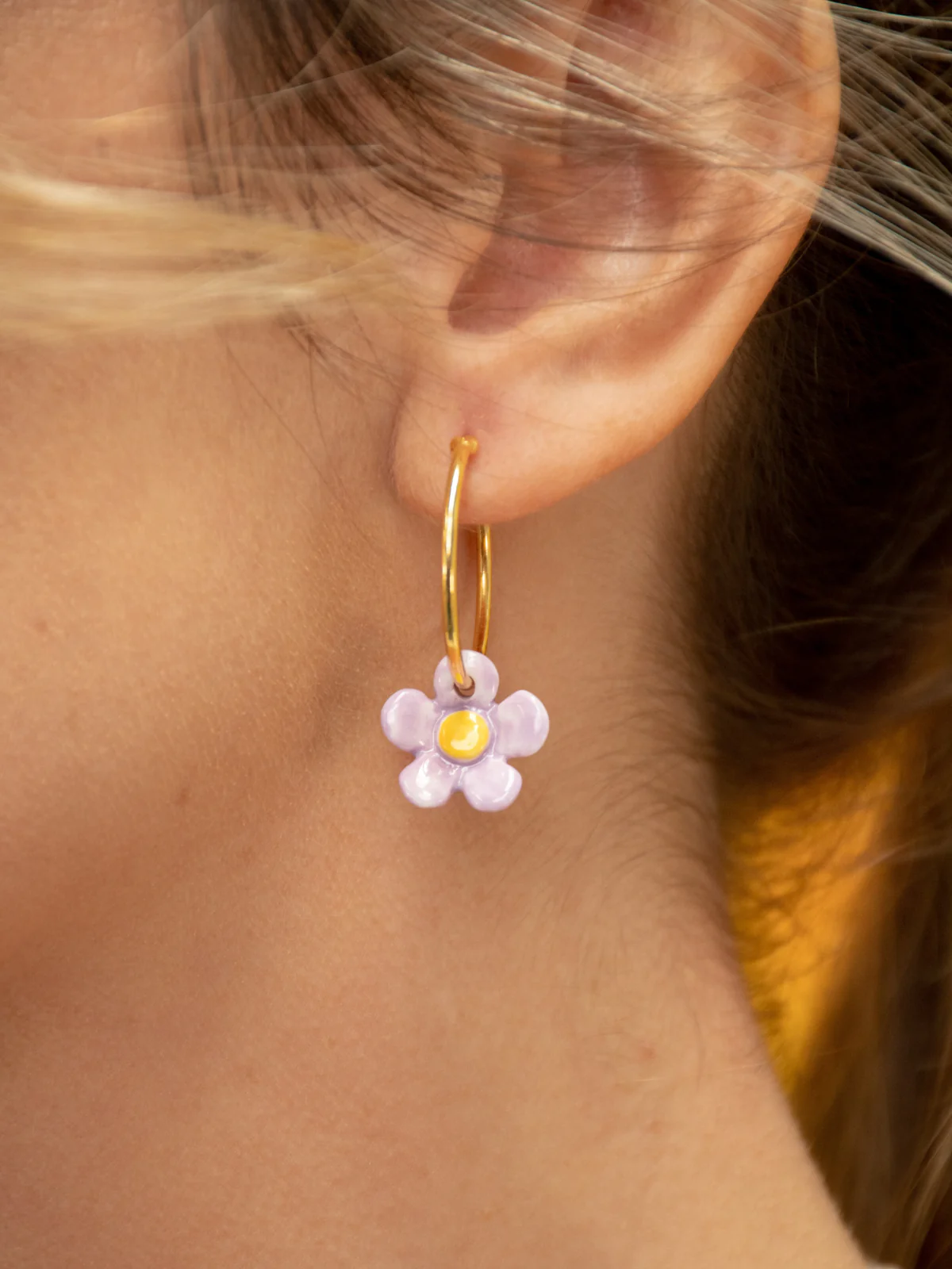 Petites créoles fleur bicolore - Image 2