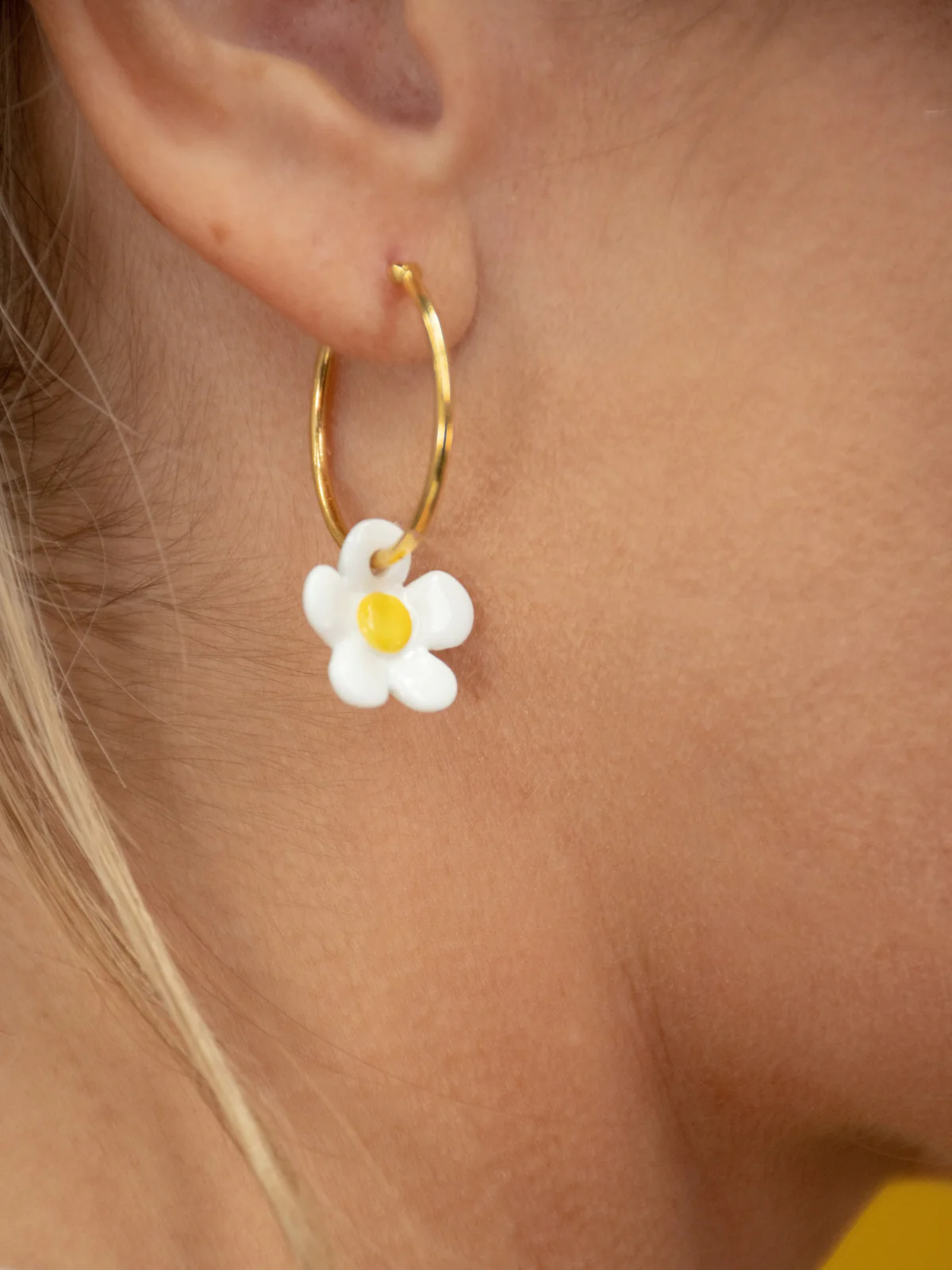 Petites créoles fleur bicolore - Image 3