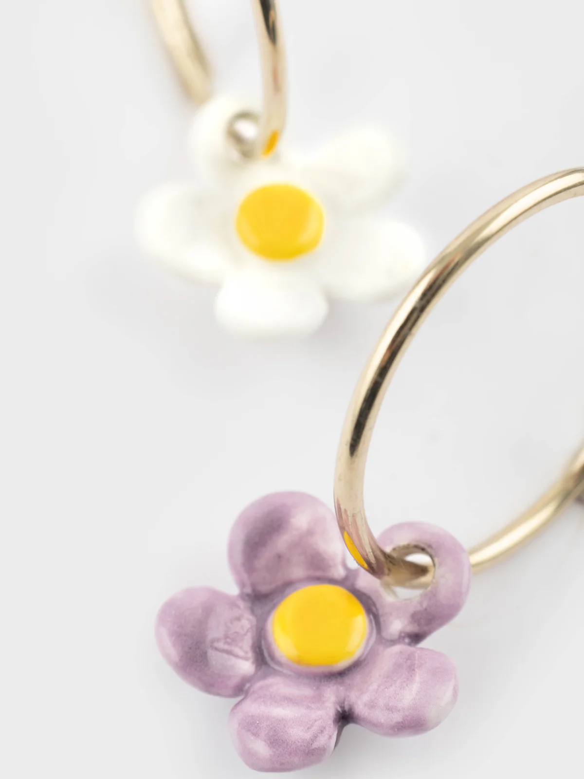 Petites créoles fleur bicolore - Image 5