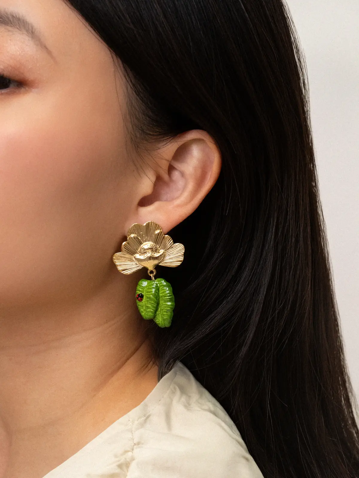 Boucles d'oreilles pendantes - Fleurs et coccinelle - Image 2