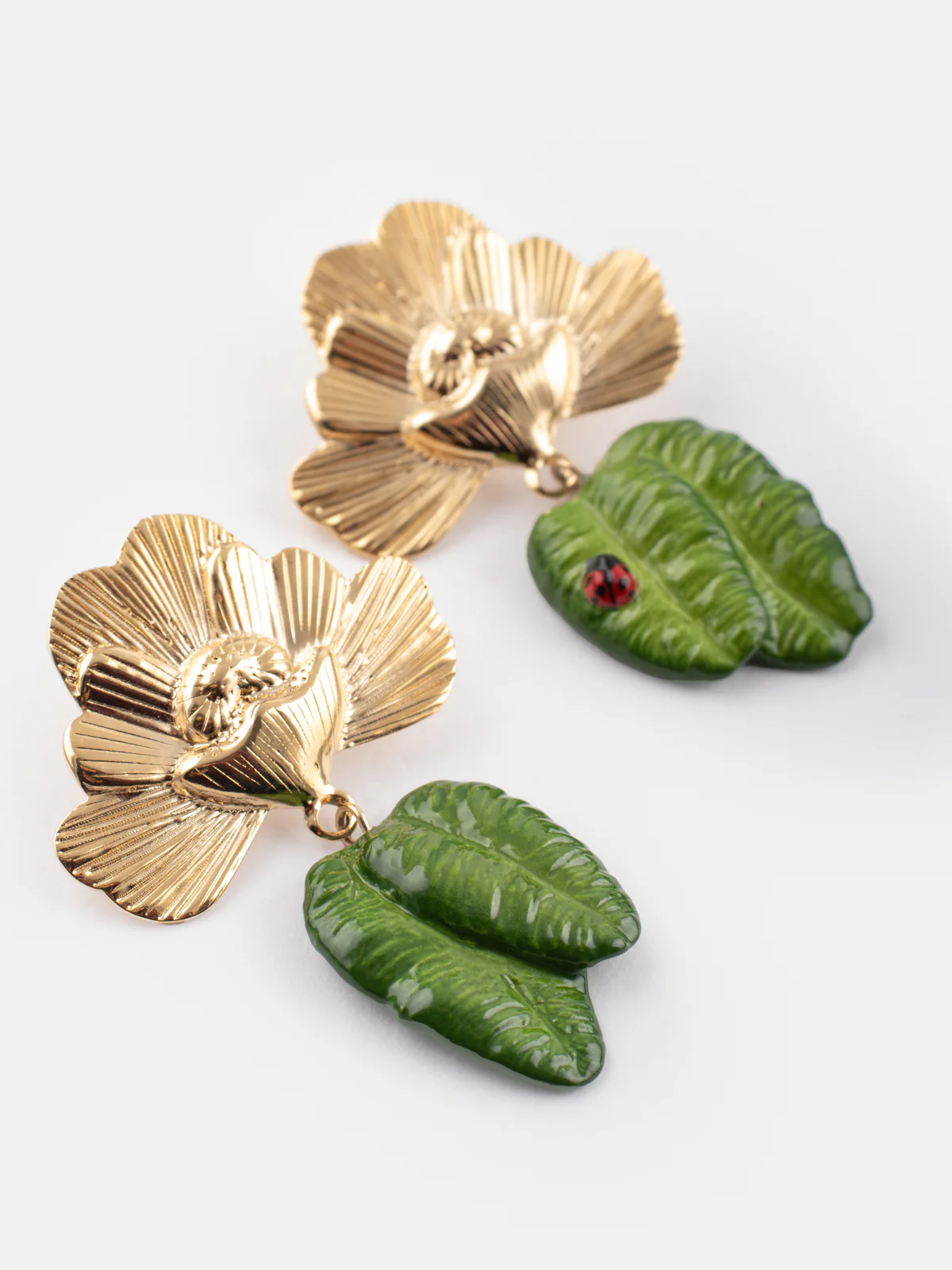 Boucles d'oreilles pendantes - Fleurs et coccinelle - Image 3