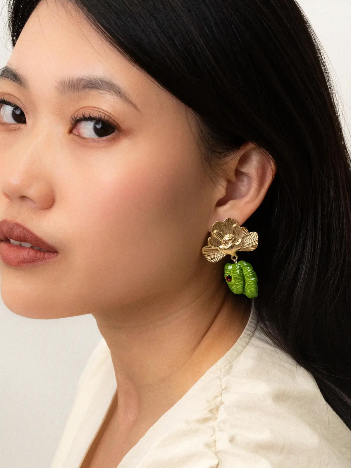 Boucles d'oreilles pendantes - Fleurs et coccinelle - Image 4