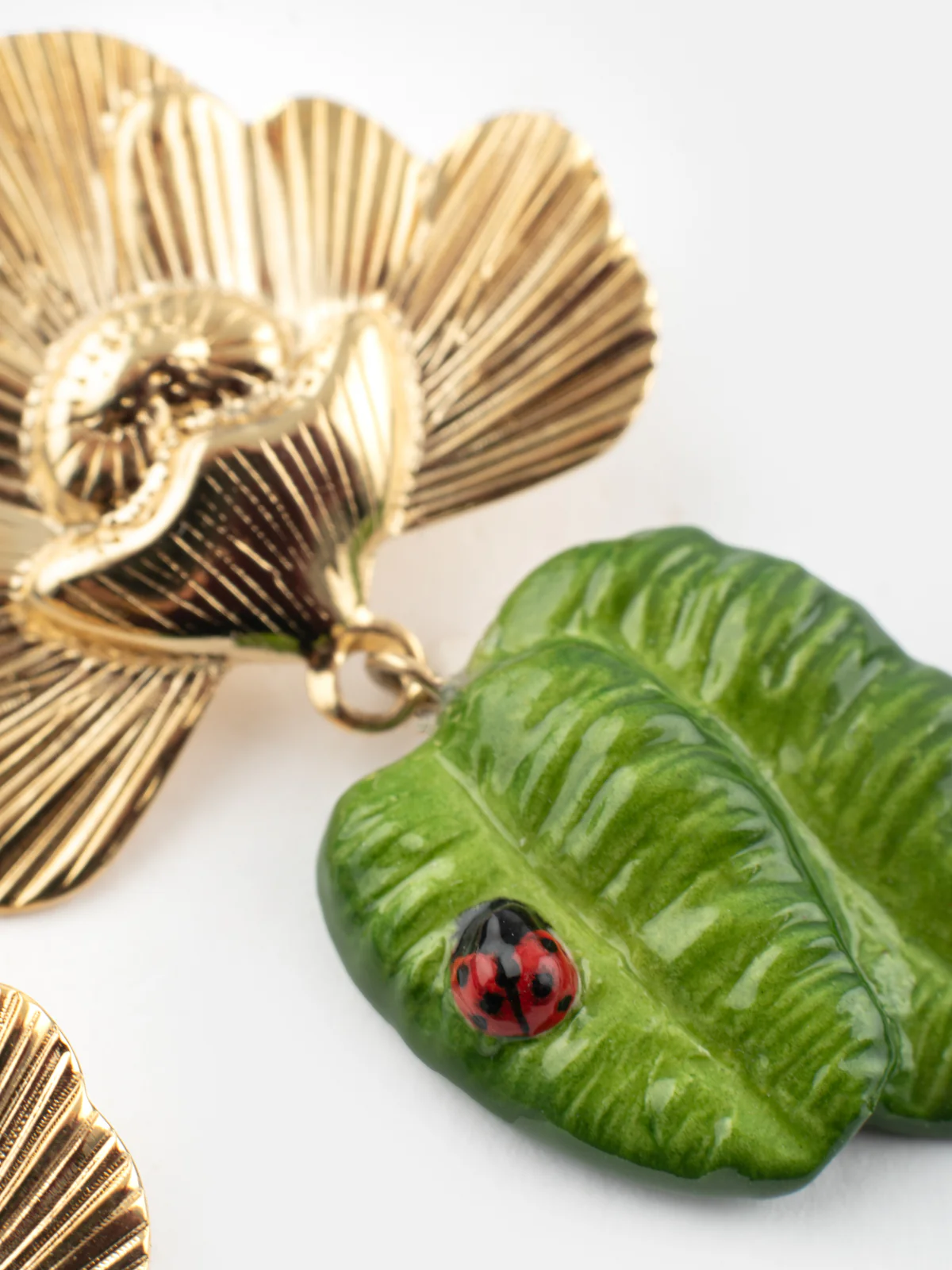 Boucles d'oreilles pendantes - Fleurs et coccinelle - Image 5